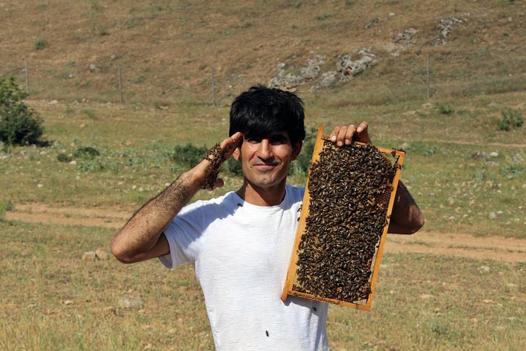 Arılarla dans eden adam: Kovanların yeni süper kahramanı! Bal gibi insan, arıların yakın dostu 5